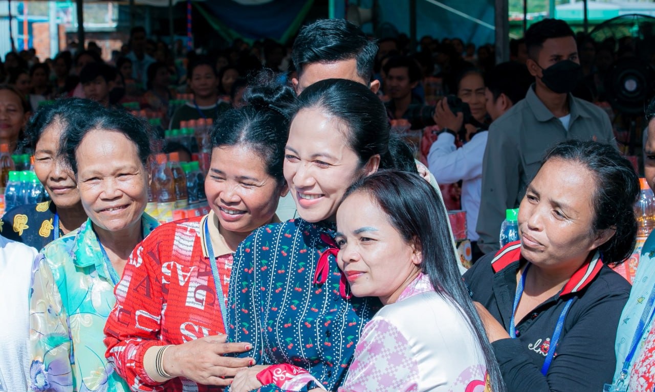 លោកជំទាវបណ្ឌិត ពេជ ចន្ទមុន្នី ហ៊ុនម៉ាណែត ៖ សូមបងប្អូនប្រជាពលរដ្ឋទាំងអស់ជឿទុកចិត្តទៅលើរាជរដ្ឋាភិបាលរបស់យើងក្នុងការដោះស្រាយបញ្ហាព្រំដែន