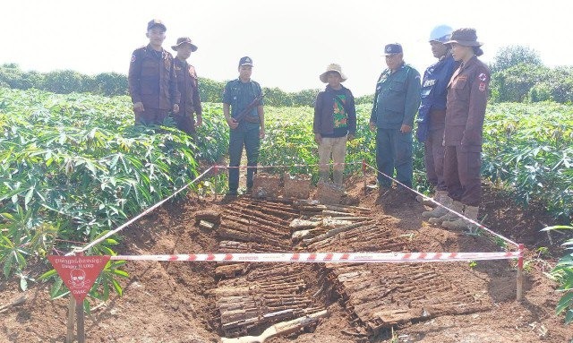 រកឃើញអាវុធចំនួនជាង ៥០ដើម និងវិទ្យុទាក់ទង ដែលបានកប់នៅក្នុងដីចំការដំឡូងមីរបស់ប្រជាពលរដ្ឋស្ថិតក្នុងស្រុកបារាយណ៍