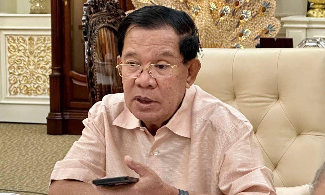 សម្តេចតេជោ ៖​ មុននេះបន្តិចក្រោយពេលប្រជុំជាមួយថ្នាក់ដឹកនាំនិងមេបញ្ជាការយោធាចប់ក៏បើកស្តាប់ការនិយាយឡាយសូរបស់លោកប្អូន សម វឌ្ឍានា នៅសហរដ្ឋអាមេរិក