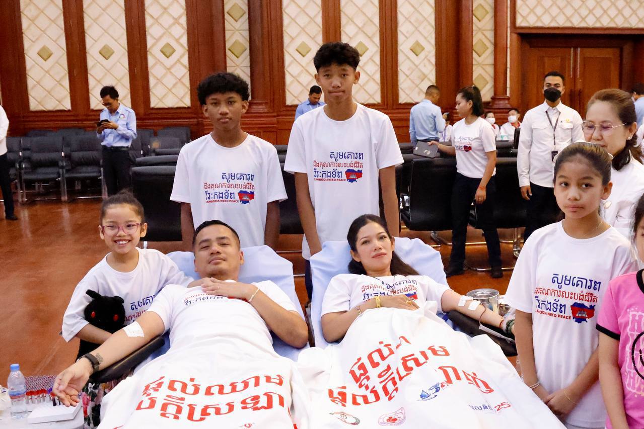 ឯកឧត្តមអភិសន្តិបណ្ឌិត ស សុខា និងលោកជំទាវ ដឹកនាំមន្ត្រីច្រៀងចម្រៀងយុទ្ធជន និងបរិច្ចាគឈាម ត្រៀមគាំទ្រកម្លាំងជួរមុខ