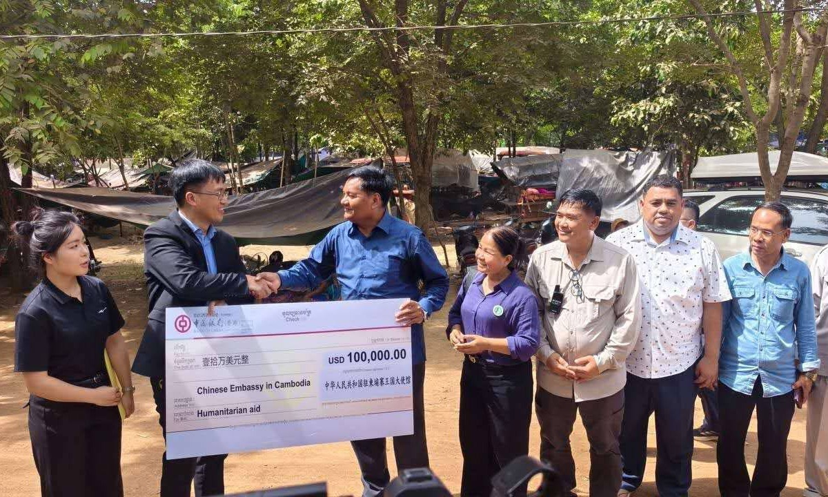 លោកទីប្រឹក្សា Lu Qizhi ប្រធានការិយាល័យកុងស៊ុលស្ថានទូតចិនប្រចាំនៅខេត្តសៀមរាប បានប្រគល់មូលប្បទានប័ត្រចំនួន ១០ម៉ឺនដុល្លារ ជូនឯកឧត្តម មាន ចាន់យ៉ាដា អភិបាលនៃគណៈអភិបាលខេត្តឧត្តរមានជ័យ