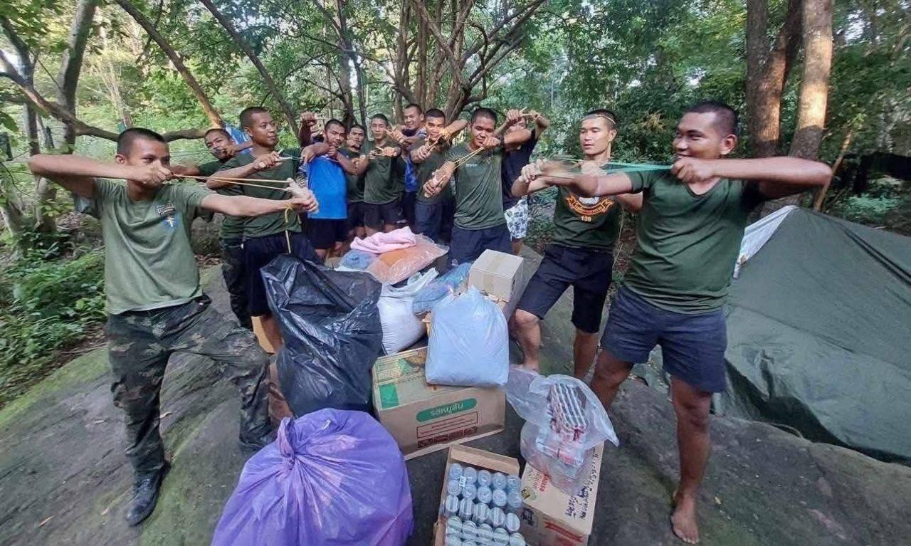 សម្តេចតេជោ​ ហ៊ុន​ សែន​ ៖​ សង្គ្រាមព្រំដែនកម្ពុជា-ថៃ បានផ្ទេរពីសង្គ្រាមប្រើប្រាស់អាវុធមកជាសង្រ្គាម ប្រើប្រាស់ជំពាមកៅស៊ូបាញ់ដោយគ្រាប់ឃ្លី និងកូនដុំដែក