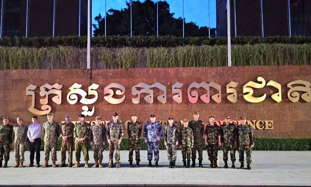 ក្រុមអនុព័ន្ធយោធាបរទេសប្រចាំកម្ពុជាចេញដំណើរពីរាជធានីភ្នំពេញ ឆ្ពោះទៅខេត្តឧត្តរមានជ័យ ដើម្បីពិនិត្យស្ថានភាពជាក់ស្តែង និងទីតាំងស្នាក់នៅរបស់ជនភៀសសឹក