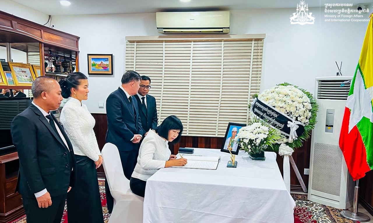 នៅរសៀលថ្ងៃទី១១ ខែសីហា ឆ្នាំ ២០២៥ លោកជំទាវ អ៊ាត សោភា រដ្ឋលេខាធិការប្រចាំការបានដឹកនាំគណៈប្រតិភូក្រសួងការបរទេស និងសហប្រតិបត្តិការអន្តរជាតិ ចូលរួមគោរពវិញ្ញាណក្ខន្ធ