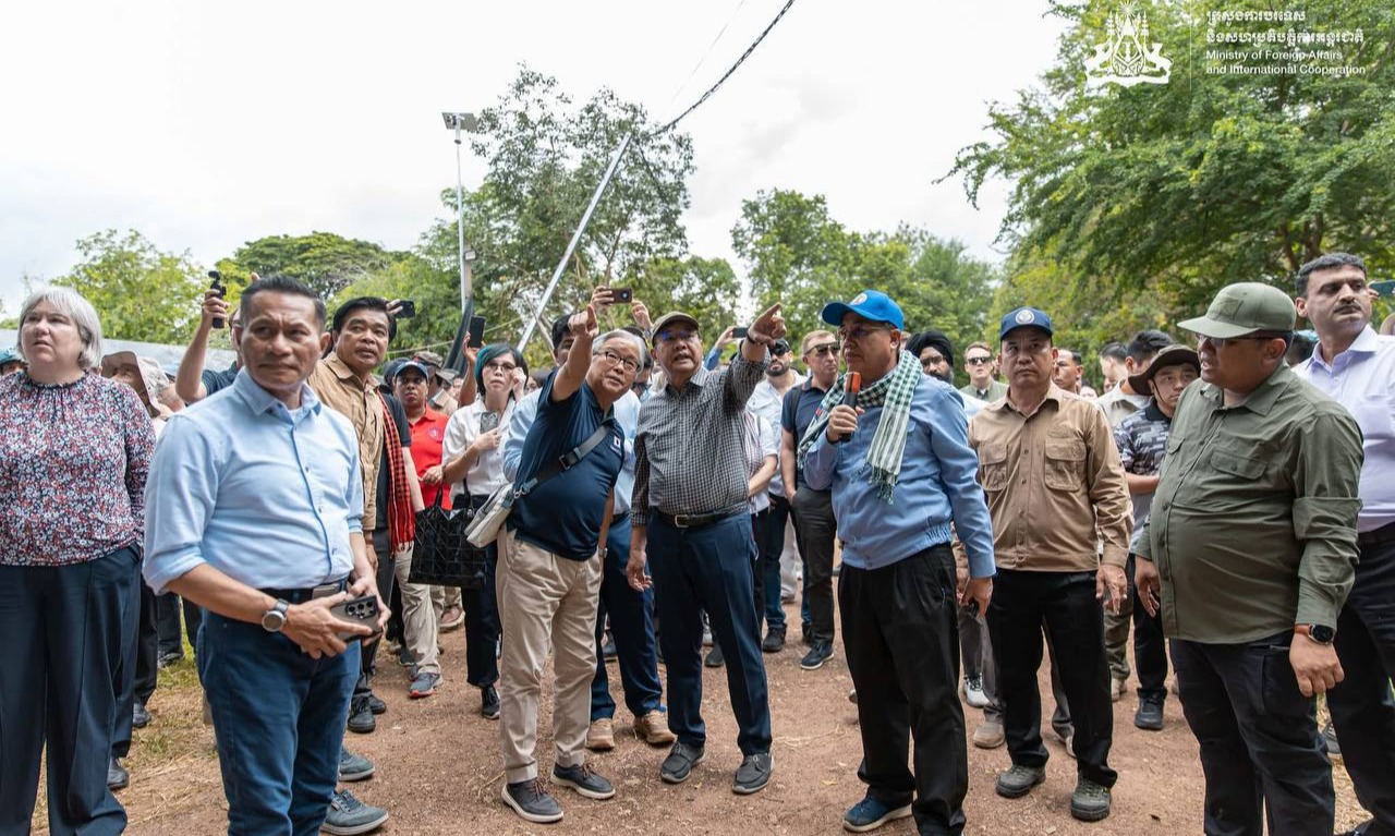 ឯកឧត្តមឧបនាយករដ្ឋមន្ត្រី ប្រាក់ សុខុន ដឹកនាំដំណើរទស្សនកិច្ចអង្គទូតទៅកាន់ខេត្តបន្ទាយមានជ័យ និងខេត្តឧត្តរមានជ័យ