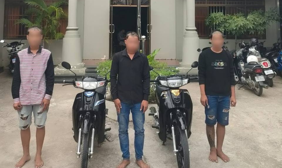 ក្មេងទំនើង០៣នាក់ ត្រូវអាវុធហត្ថរាជធានីភ្នំពេញ បង្ក្រាបពាក់ព័ន្ធនឹងករណីបង្ហោះម៉ូតូលើផ្លូវសាធារណៈ!